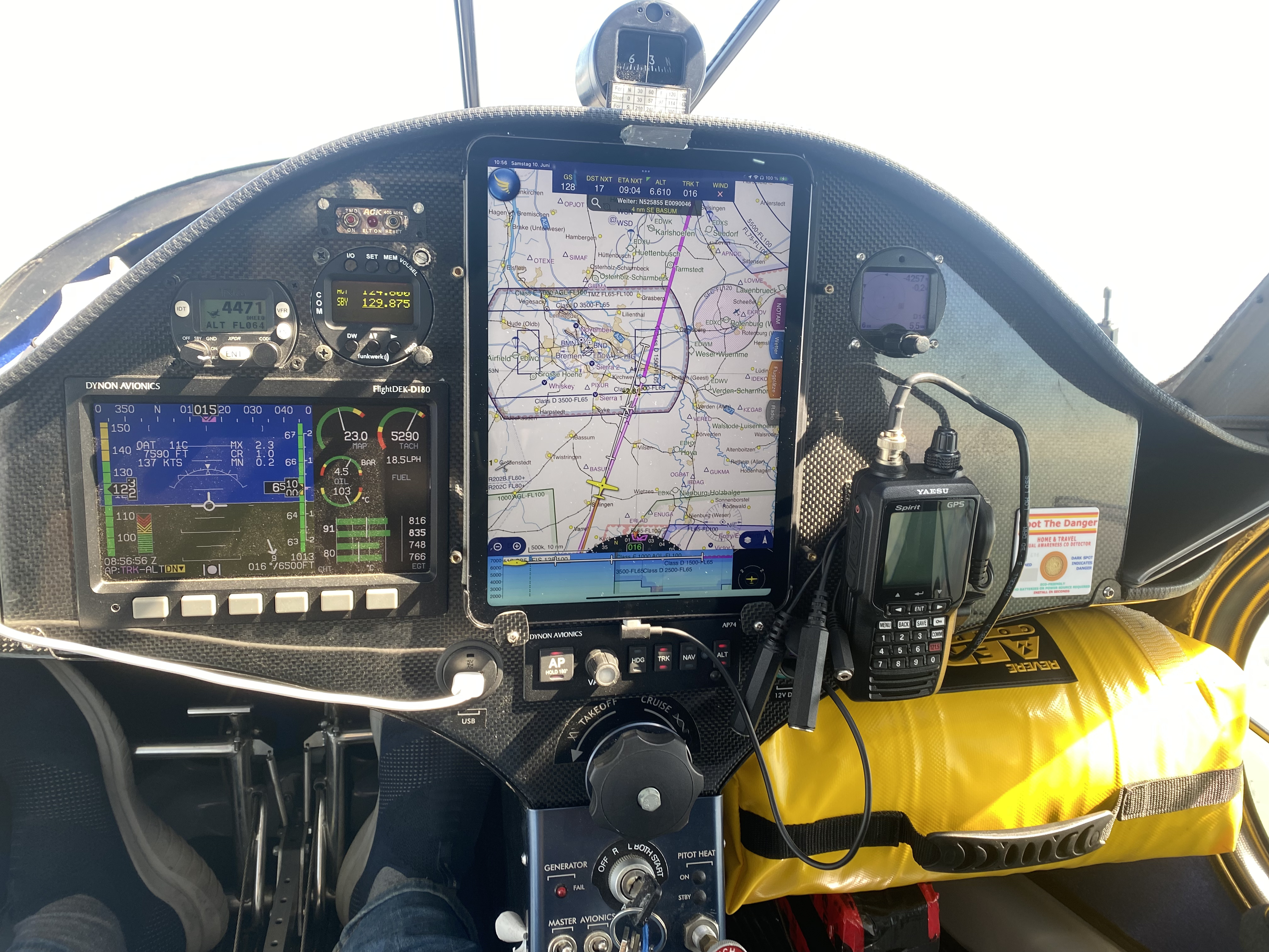 Cockpit mit Dynon D180, Tablet und Avionik