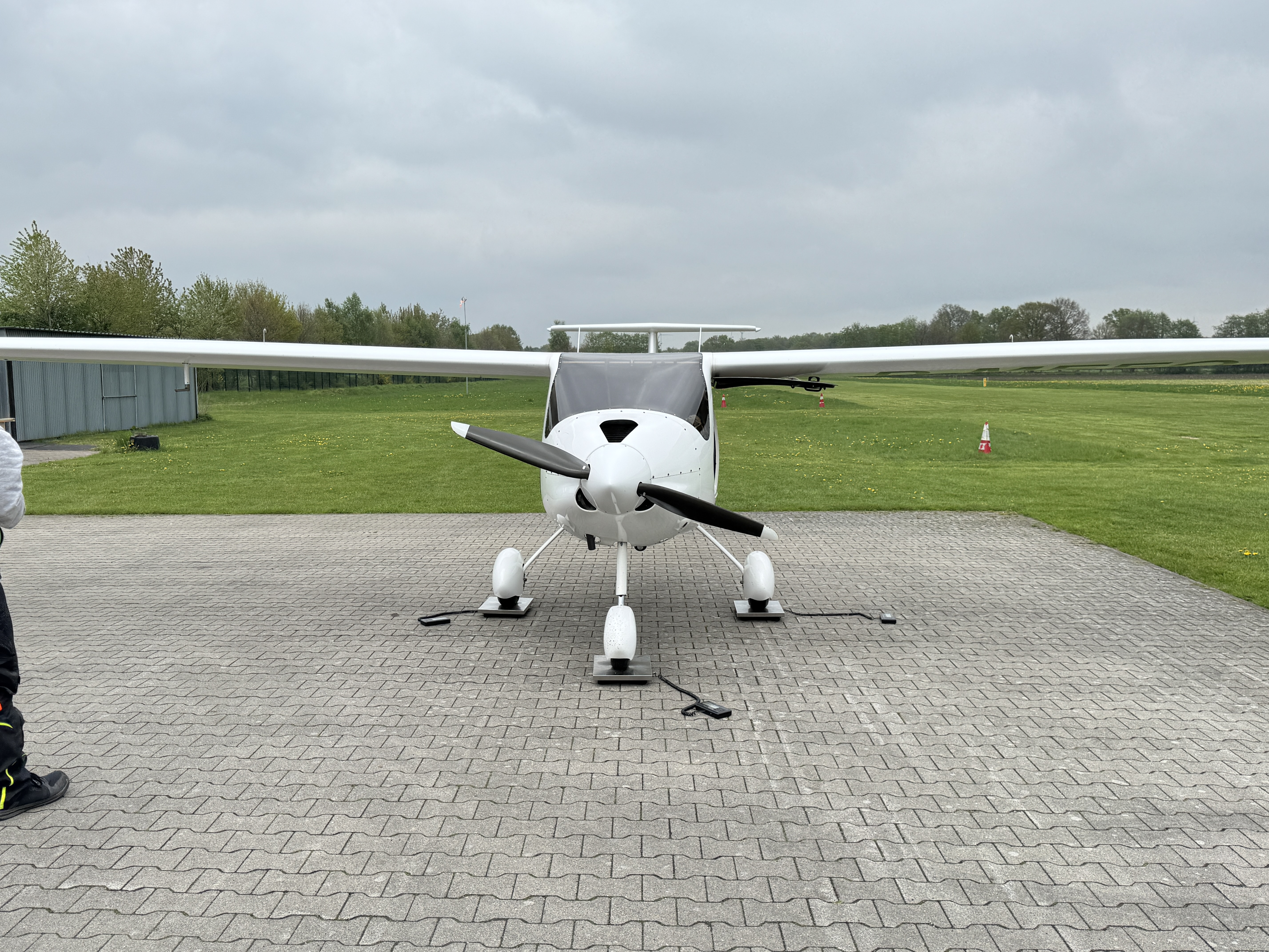 Die weiße Pipistrel D-MEEO von vorn auf einem Flugplatz