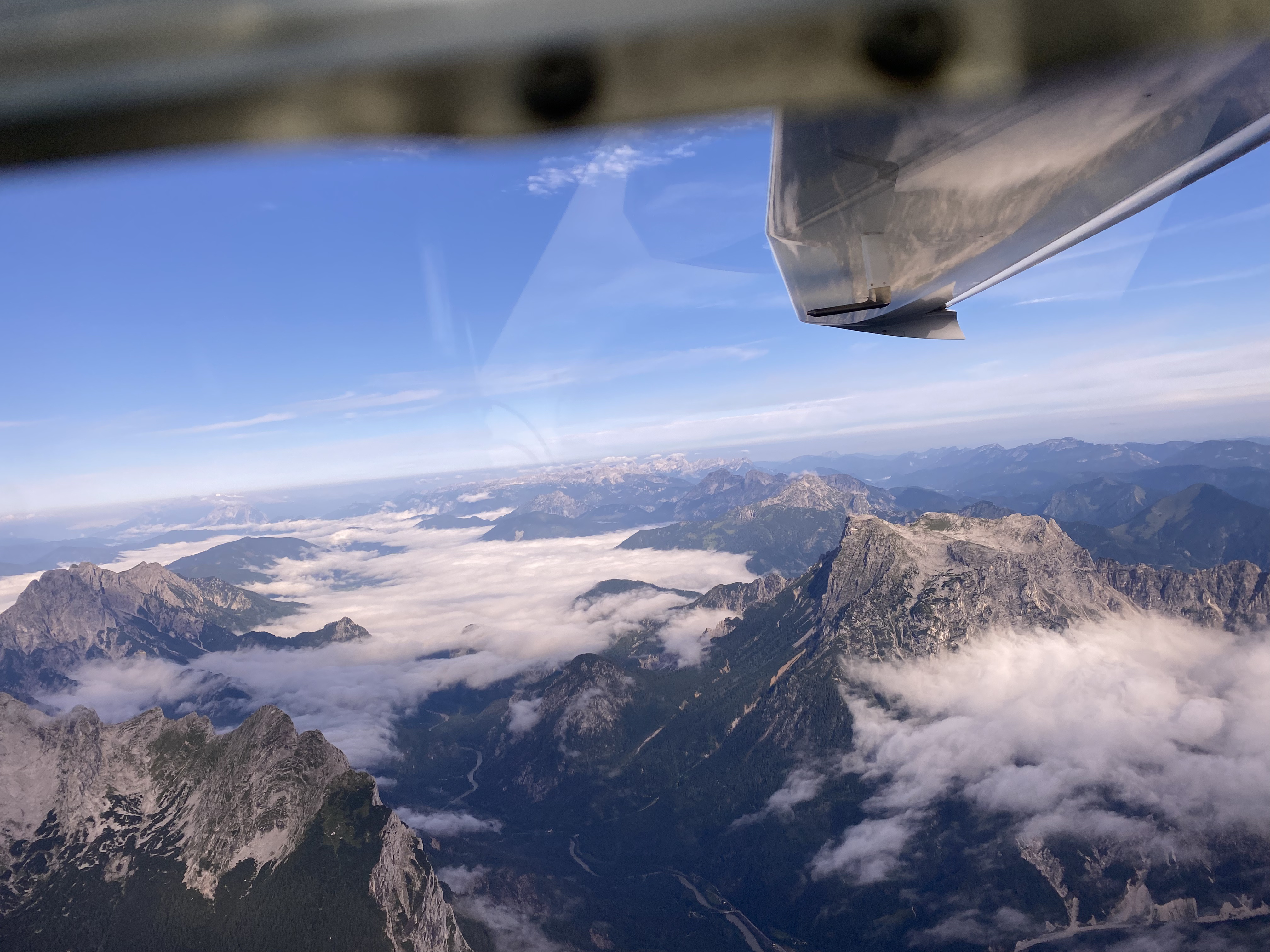 Großartige Aussicht aus den tiefen Fenstern der Türen
