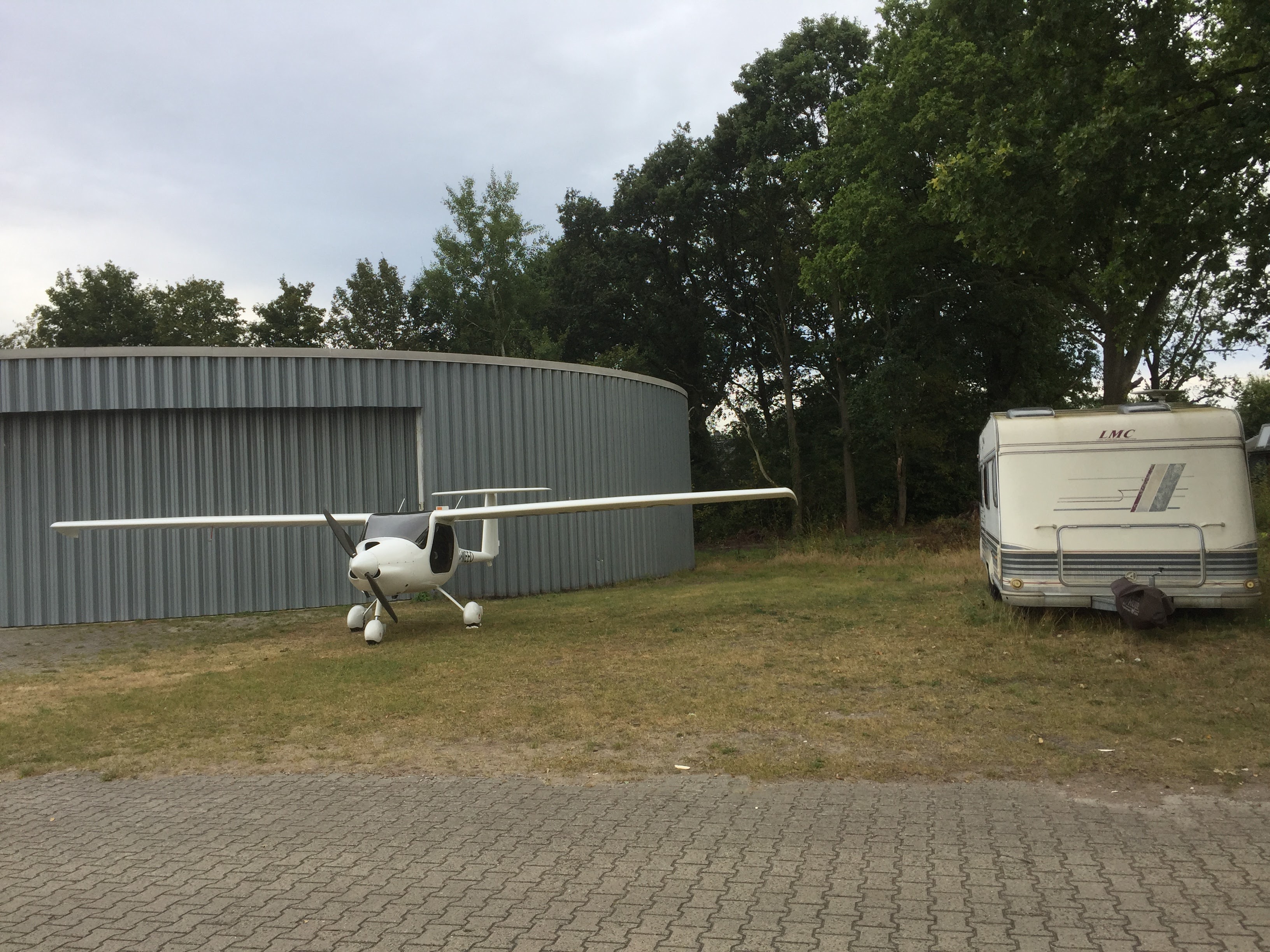 D-MEEO am Hangar