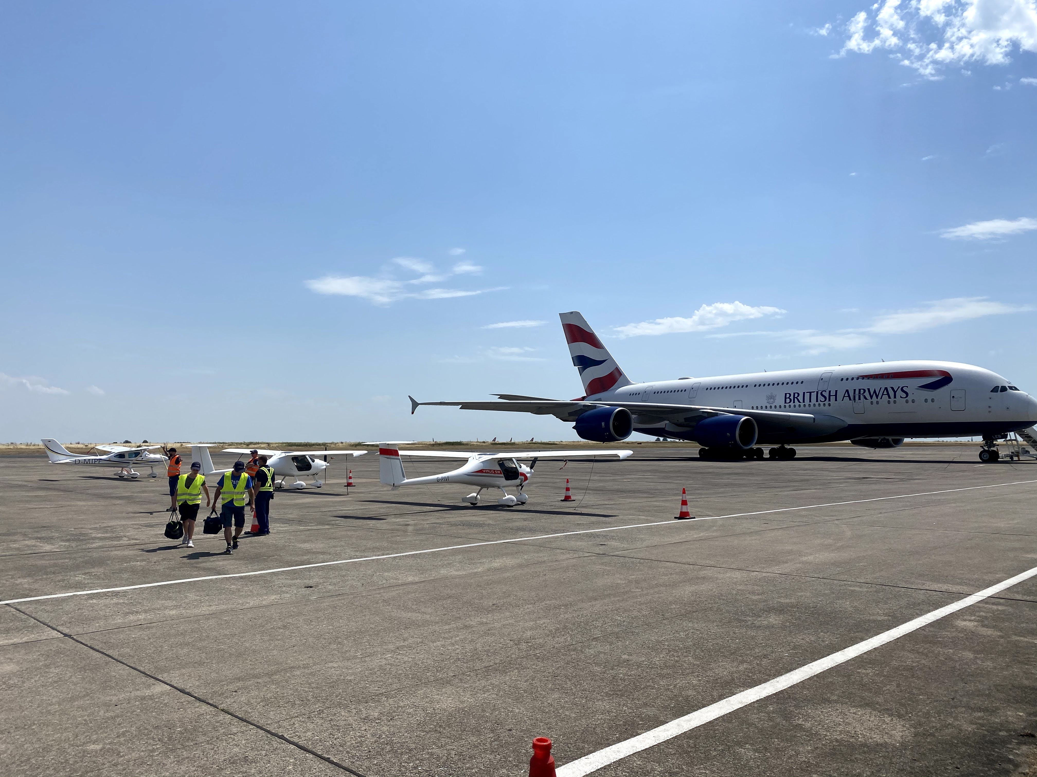 D-MEEO neben einem A380